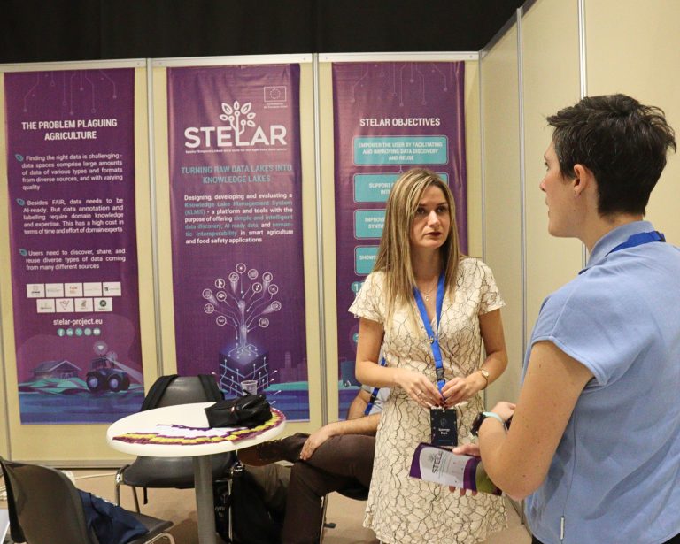 Tatjana Knežević from Foodscale Hub and member of the STELAR consortium talking to a conference attendee at Synergy Days in Thessaloniki in October 2023.